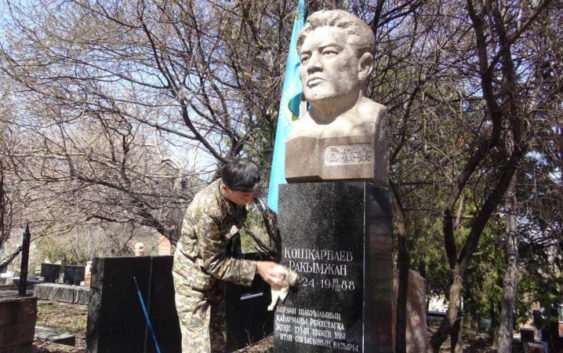 100 дней до Победы: в Алматы военные приводят в порядок захоронения героев