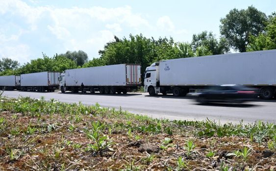Иностранным журналистам показали рефрижераторы с телами солдат ВСУ под Брянском. Фото