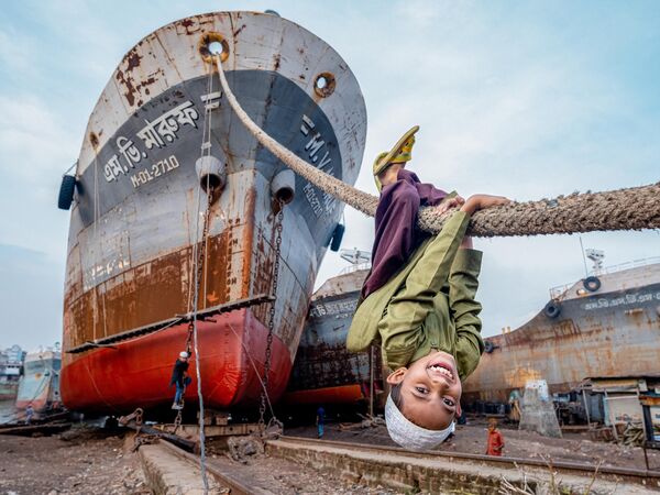 Самолёт на затопленной полосе и мальчик на канатах: шорт-лист ХI конкурса Андрея Стенина