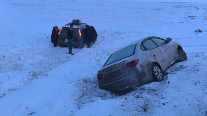 Костанайские полицейские спасли 11 человек после аварии на дороге