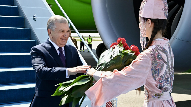Президент Узбекистана Шавкат Мирзиёев прилетел в Казахстан