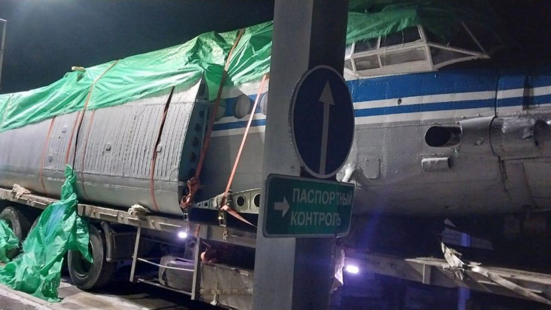 Самолет пытались ввезти на грузовике в Казахстан 