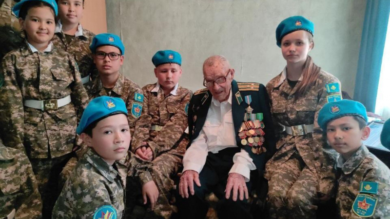 В Алматы ветерана ВОВ Николая Таратунина поздравили со 102 днем рождения