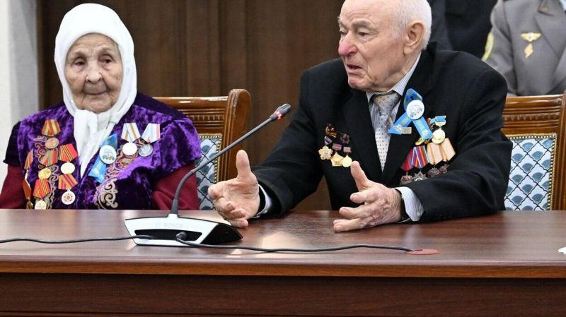 В Северном Казахстане ветеранам тыла вручили юбилейные медали 80-летия Победы