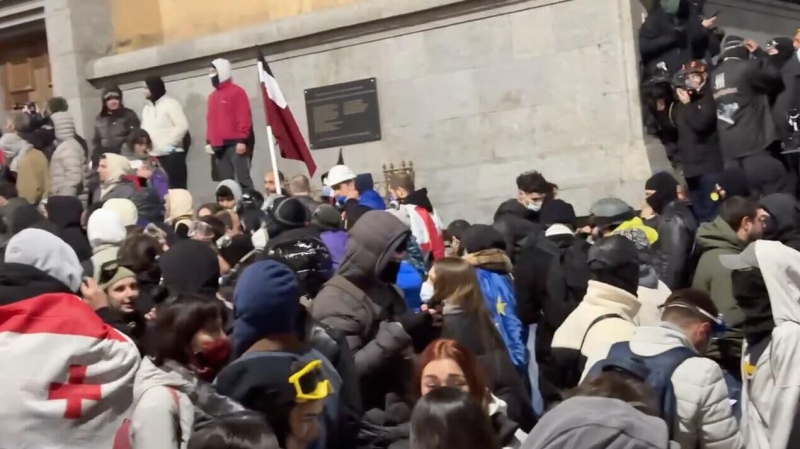 В Тбилиси во время митинга оппозиционеров пострадал полицейский